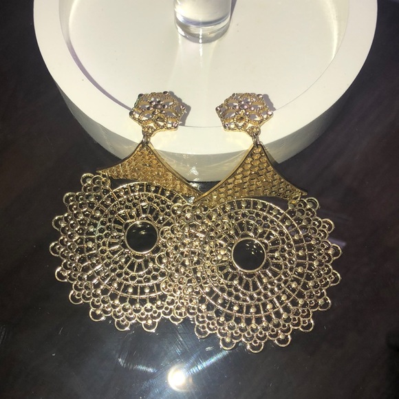 Lulus Jewelry - Beautiful big chandelier earrings in gold